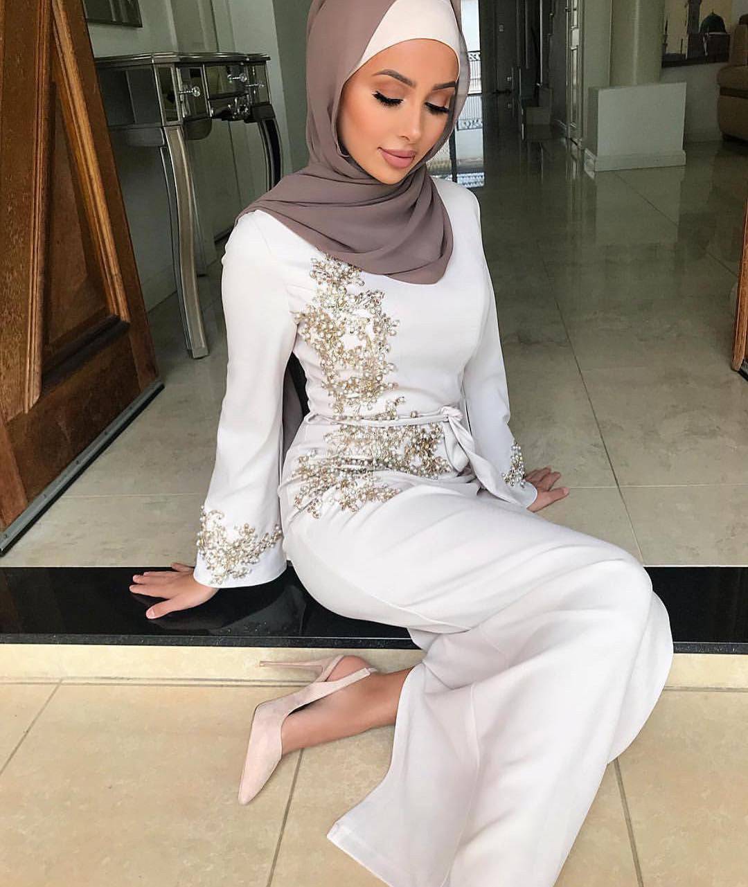 Women's Beautiful Floral Embroidered Long Sleeve Dress Muslim Embroidered Dress with Hakib Model